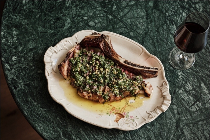 Costeleta De Vaca Grelhada, Piso de Ervas Frescas e Tutano ©Charles McCay Costeleta De Vaca Grelhada, Piso de Ervas Frescas e Tutano ©Charles McCay