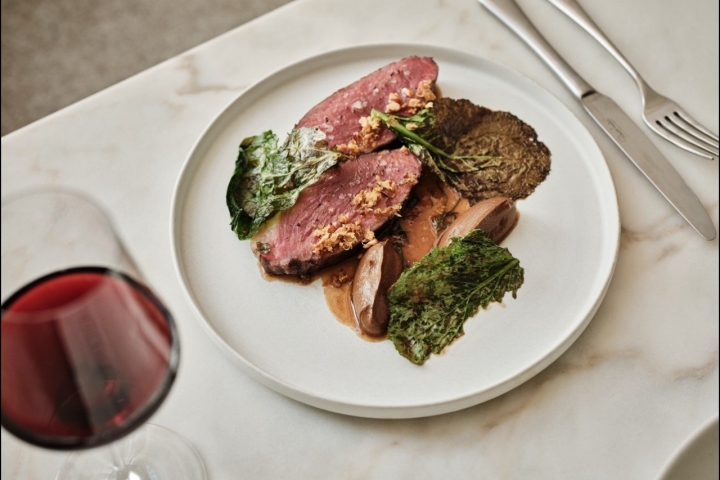 Presa de porco alentejano, pasta de nozes estufadas e nabos em confit Presa de porco alentejano, pasta de nozes estufadas e nabos em confit