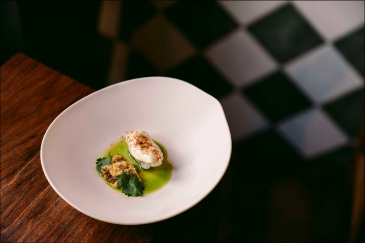 Siluro com emulsão de couves, puré de nabo, salada de bimis e crocante de bimis Siluro com emulsão de couves, puré de nabo, salada de bimis e crocante de bimis