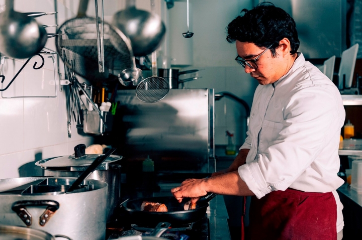 A equipa é formada por quatro pessoas  A equipa é formada por quatro pessoas