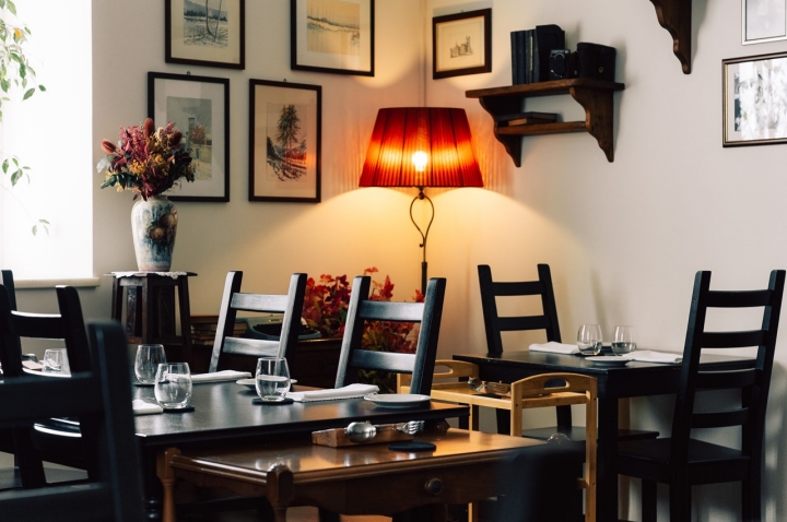 Fotografias antigas, pinturas, referências do cinema italiano, mapas de várias cidades e regiões de Itália. A Osteria Mavalà parece transportada da Lombardia Fotografias antigas, pinturas, referências do cinema italiano, mapas de várias cidades e regiões de Itália. A Osteria Mavalà parece transportada da Lombardia