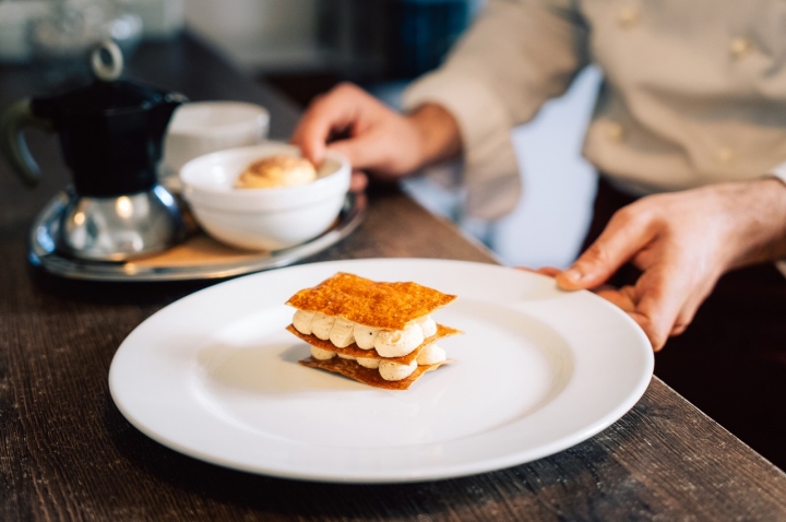 Os doces são todos feitos na casa. Aqui vemos massa croustilllant e mousseline de baunilha Os doces são todos feitos na casa. Aqui vemos massa croustilllant e mousseline de baunilha
