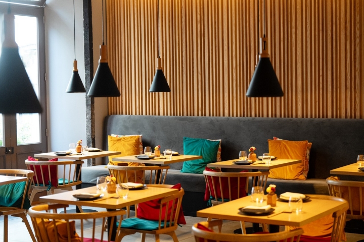 O Õtaka abriu em 2018 no centro de Ponta Delgada. Em tempos, o espaço foi uma loja de tapetes O Õtaka abriu em 2018 no centro de Ponta Delgada. Em tempos, o espaço foi uma loja de tapetes