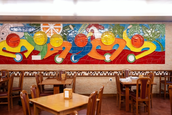 A Churrasqueira Rocha tem capacidade para 300 pessoas, com um snack-bar na primeira sala, onde são servidas as famosas sandes de leitão A Churrasqueira Rocha tem capacidade para 300 pessoas, com um snack-bar na primeira sala, onde são servidas as famosas sandes de leitão