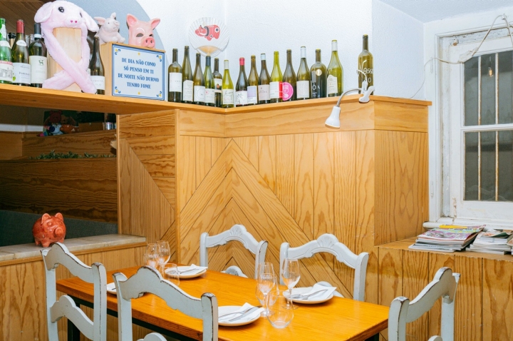 Garrafas vazias, memórias de noites bem passadas, e memorabilia suína fazem a decoração Garrafas vazias, memórias de noites bem passadas, e memorabilia suína fazem a decoração