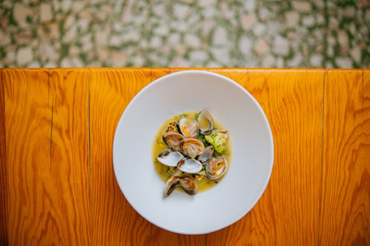 A couve grelhada com berbigão é um exemplo de reabilitação mediática dos pézinhos de porco A couve grelhada com berbigão é um exemplo de reabilitação mediática dos pézinhos de porco