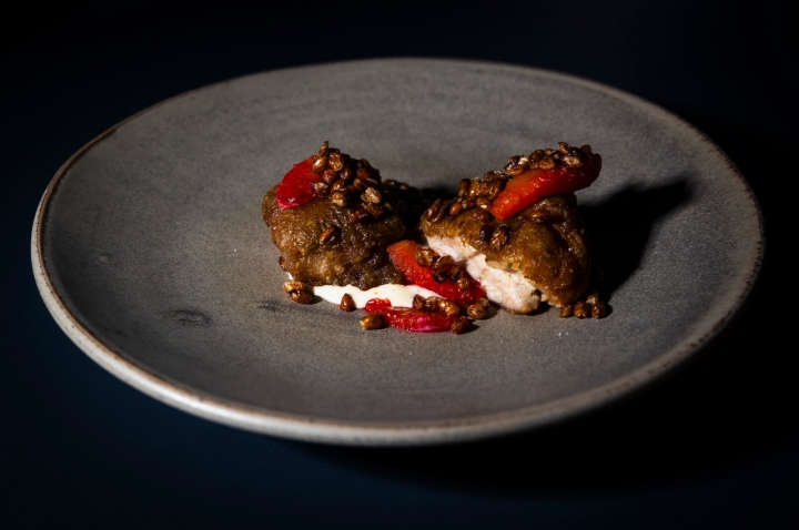 Moleja com holandês de enguia com trigo frito  Moleja com holandês de enguia com trigo frito