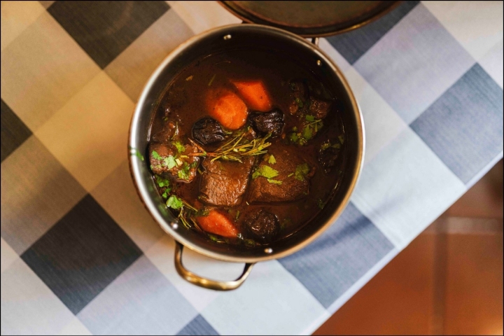 Veado estudado ameixas e alecrim Veado estudado ameixas e alecrim