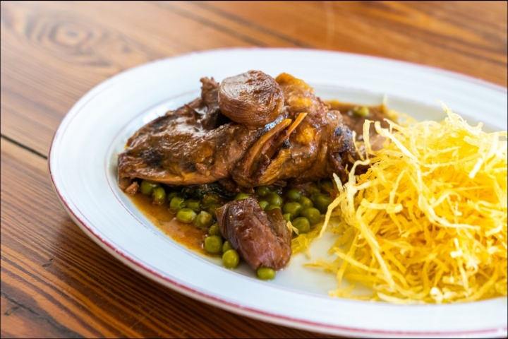 Perdiz estufada com ervilhas, chalotas e batata palha Perdiz estufada com ervilhas, chalotas e batata palha