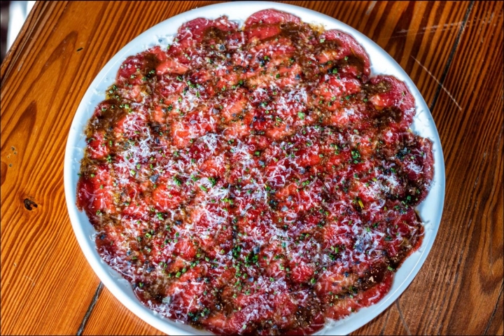 Carpaccio de veado com molho vinagrete e cebolinho Carpaccio de veado com molho vinagrete e cebolinho