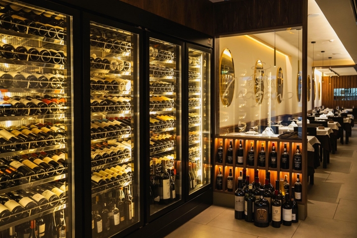 A garrafeira sobressai A garrafeira sobressai