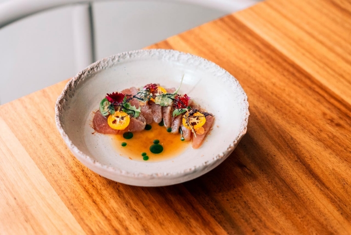 Sarrajão de Olhão curado e fumado com gel verjus, muxama caseira de sarrajão e óleo de coentros  Sarrajão de Olhão curado e fumado com gel verjus, muxama caseira de sarrajão e óleo de coentros