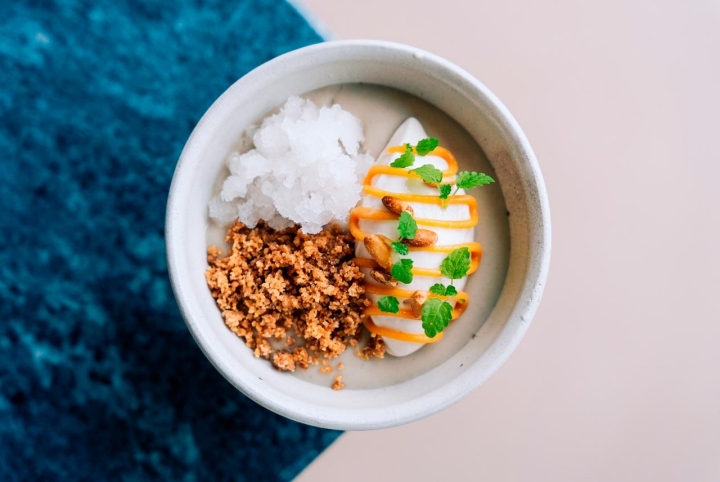 Leite creme de cogumelos selvagens de Monchique com gelado de pinhão de  Alcácer, granita de rebentos de pinheiro, crumble de alfarroba e toffee de manteiga tostada Leite creme de cogumelos selvagens de Monchique com gelado de pinhão de  Alcácer, granita de rebentos de pinheiro, crumble de alfarroba e toffee de manteiga tostada