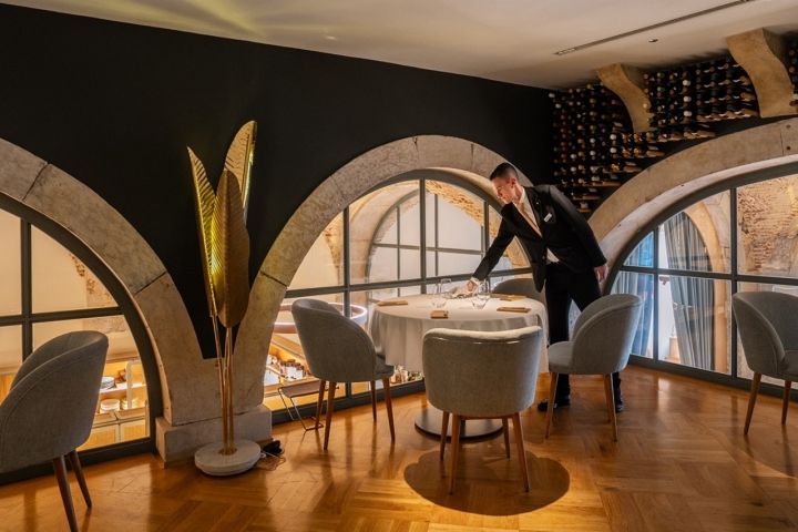 Os pratos, copos e talheres são ajustados ao milímetro Os pratos, copos e talheres são ajustados ao milímetro