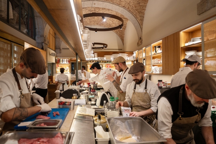 A cozinha aberta permite acompanhar o bailado da preparação e do serviço A cozinha aberta permite acompanhar o bailado da preparação e do serviço