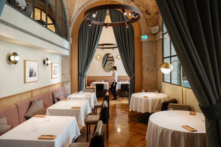 Pode optar pelo menu de degustação Belcanto ou escolher à carta. Pode optar pelo menu de degustação Belcanto ou escolher à carta.