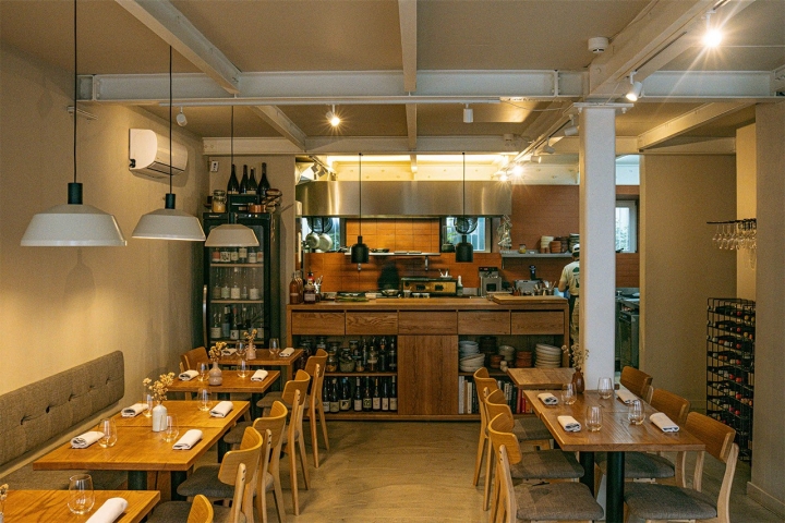 A cozinha é aberta e pequena: há apenas espaço para dois A cozinha é aberta e pequena: há apenas espaço para dois