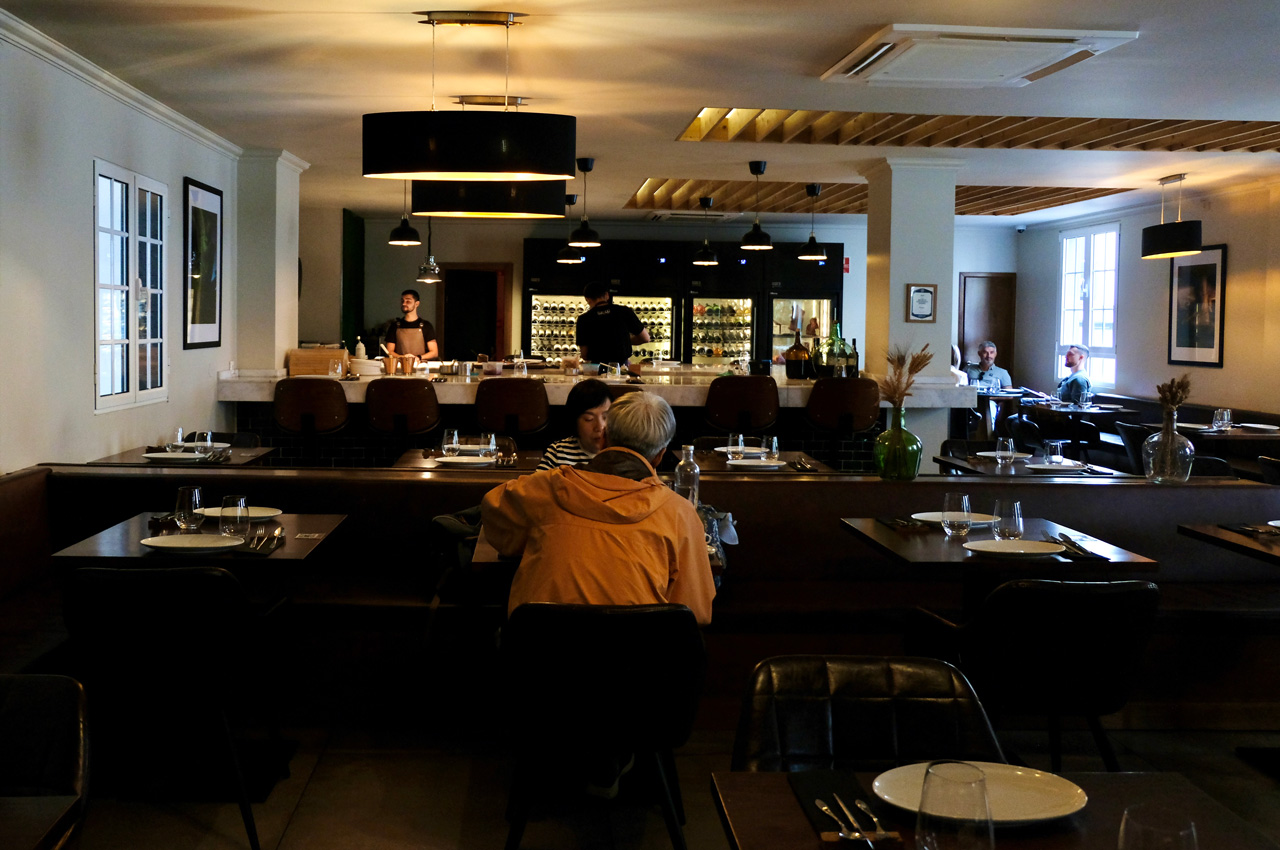  Aberto desde 2019 no centro do Funchal, o Kampo é um restaurante descontraído com um enorme balcão que dá para a cozinha aberta