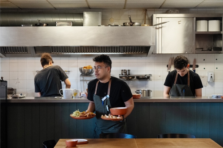 A cozinha do Lamelas é aberta e assim a chef consegue ver quem está a servir. “Gosto muito dessa parte”, diz A cozinha do Lamelas é aberta e assim a chef consegue ver quem está a servir. “Gosto muito dessa parte”, diz