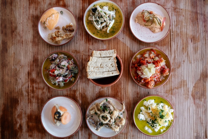 As “entradinhas” do Lamelas, com petiscos como salada de polvo, choco de coentrada ou paté de fígados de abrótea As “entradinhas” do Lamelas, com petiscos como salada de polvo, choco de coentrada ou paté de fígados de abrótea