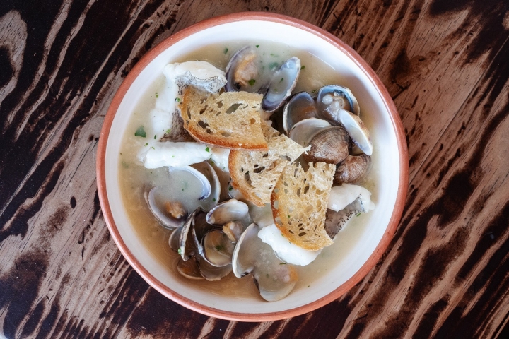 A abrótea é uma das obsessões da chef e surge também na carta com amêijoas e em molho verde, a fazer lembrar uma sopa de cação A abrótea é uma das obsessões da chef e surge também na carta com amêijoas e em molho verde, a fazer lembrar uma sopa de cação