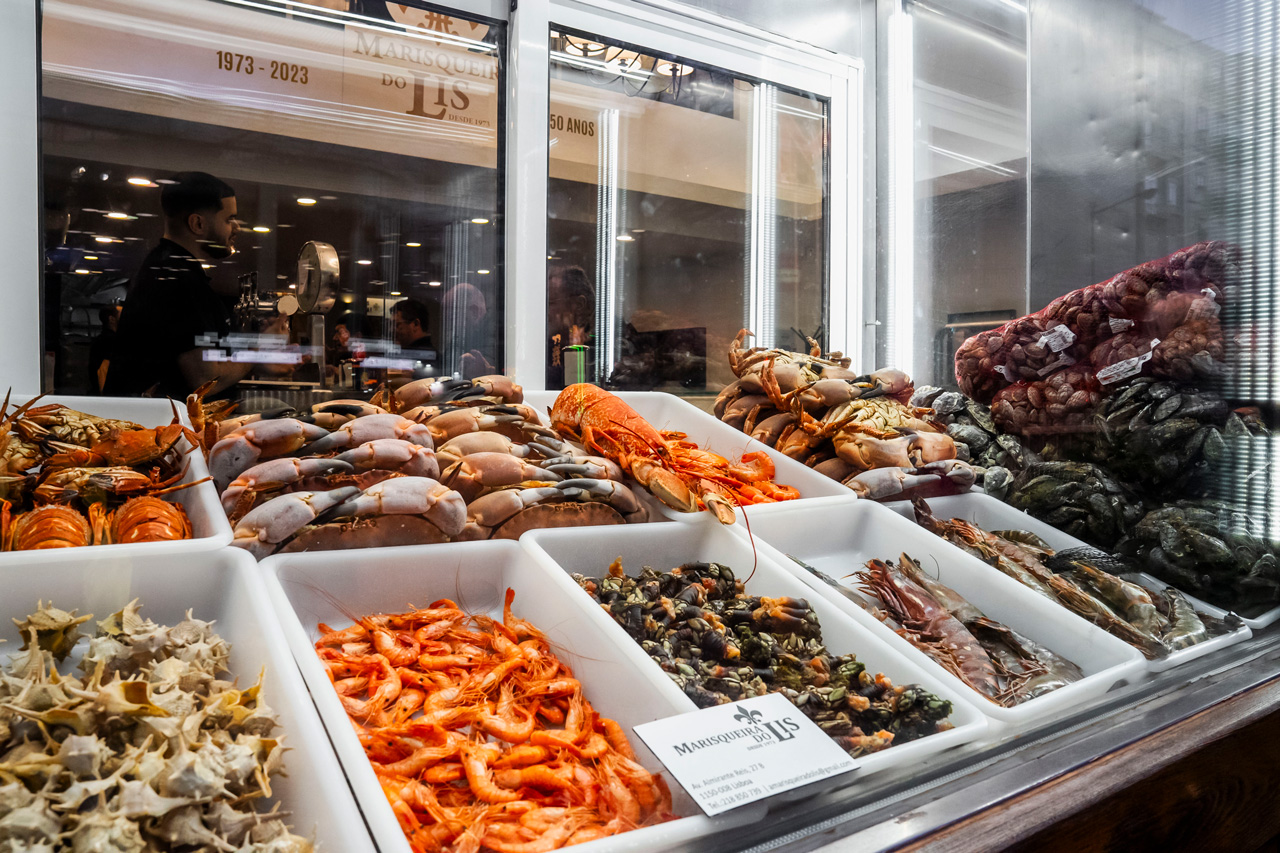 A montra de marisco é o cartão de visita para quem passa na Avenida Almirante Reis 