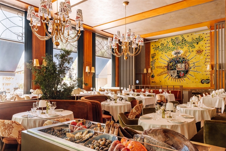 A sala ganhou uma montra de peixe e marisco fresco à entrada A sala ganhou uma montra de peixe e marisco fresco à entrada