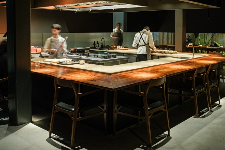 A cozinha é aberta em 360 graus, garantindo a conversa com a equipa A cozinha é aberta em 360 graus, garantindo a conversa com a equipa