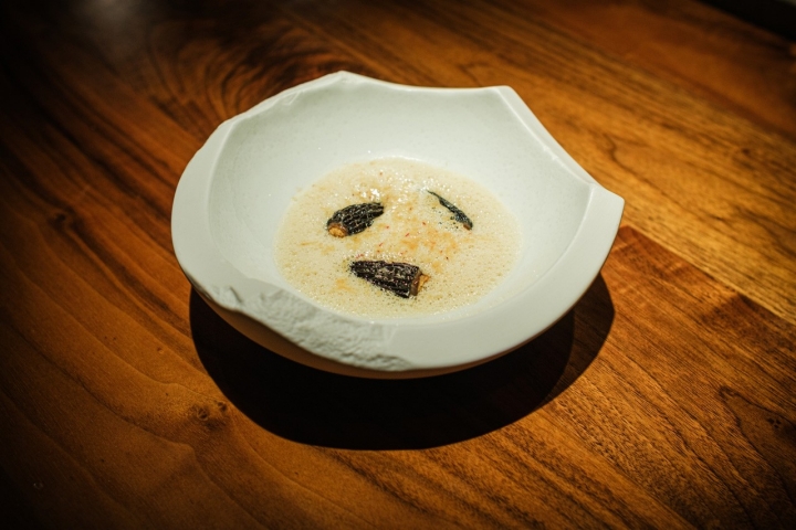 Os morilles recheados com avelã e molho de foie gras dão um prato rico e guloso Os morilles recheados com avelã e molho de foie gras dão um prato rico e guloso