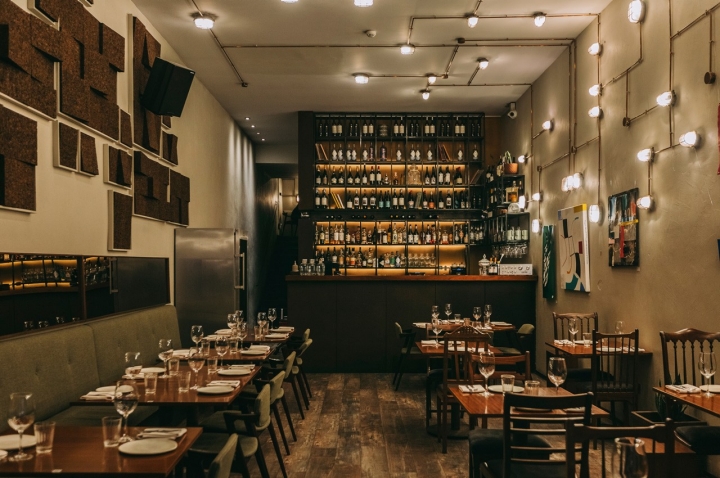 Na parede da esquerda estava uma instalação em aglomerado de cortiça da marca portuense Sobri Na parede da esquerda estava uma instalação em aglomerado de cortiça da marca portuense Sobri