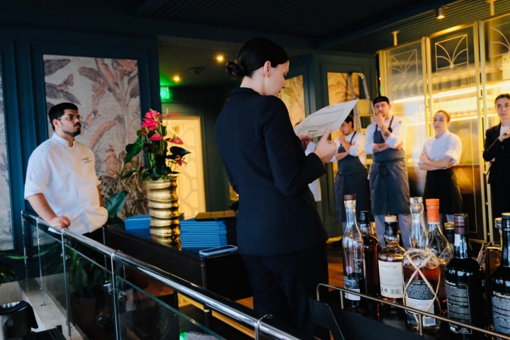 A equipa reúne todos os dias antes do serviço para preparar os últimos detalhes, partilhar dúvidas e sugestões A equipa reúne todos os dias antes do serviço para preparar os últimos detalhes, partilhar dúvidas e sugestões