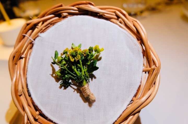 Detalhe do raminho de funcho e arruda que chega à mesa num prato de vime Detalhe do raminho de funcho e arruda que chega à mesa num prato de vime