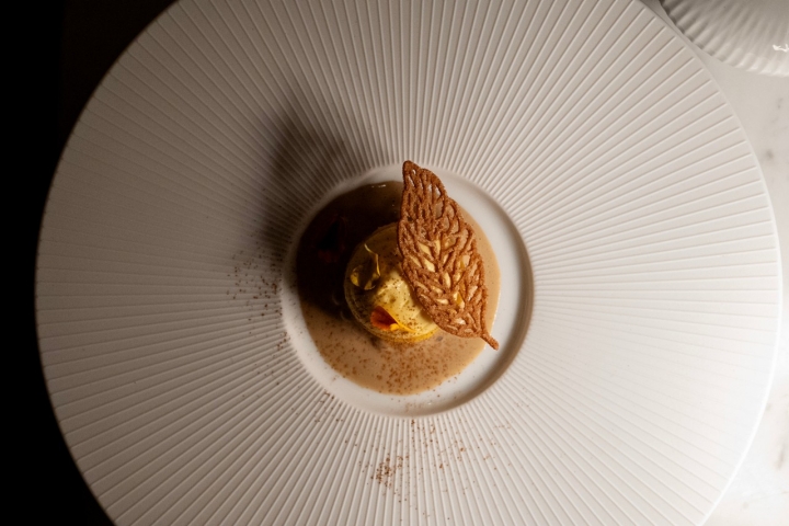 As baquetes icónicas são prensadas com queijo antes de receberem a salsicha e linguiça do Leandro 