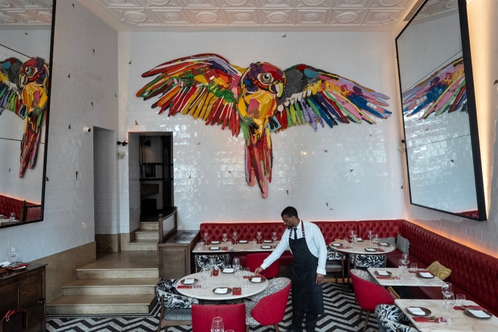 A arara do artista Bordalo II brinca com a elegância clássica de todo o restaurante 