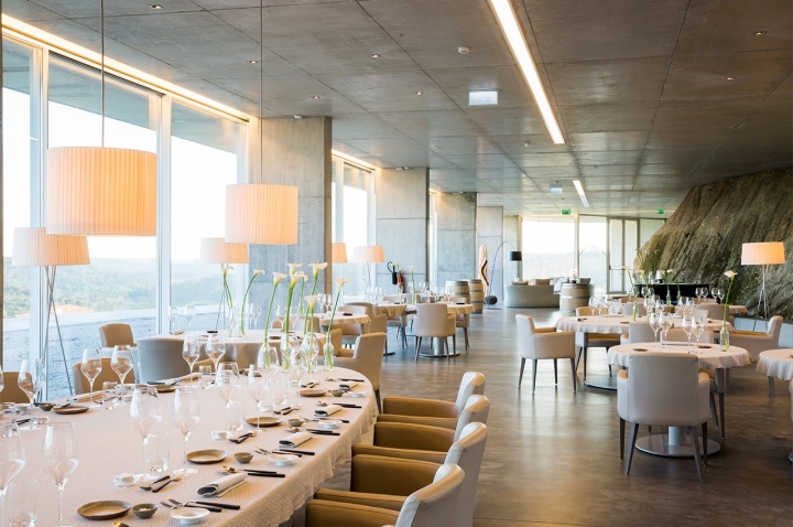 A sala celebra o granito da região, com uma grande pedra exposta à entrada e que faz parte da estrutura (fotografia Mesa de Lemos)