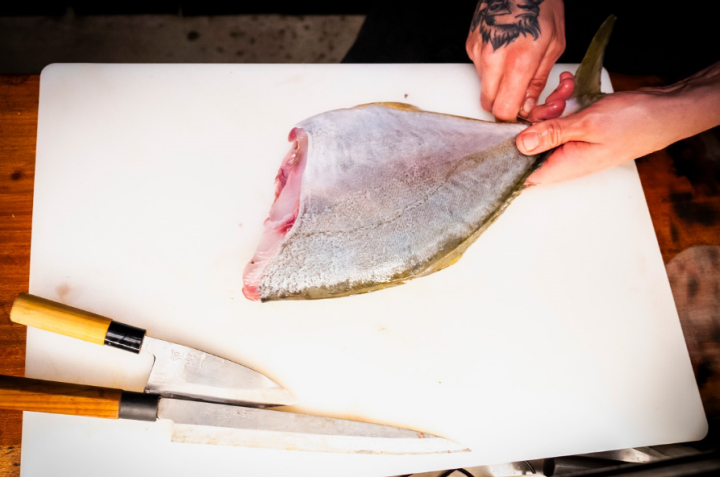 Pedro usa a maturação de peixes para acentuar os seus sabores  Pedro usa a maturação de peixes para acentuar os seus sabores