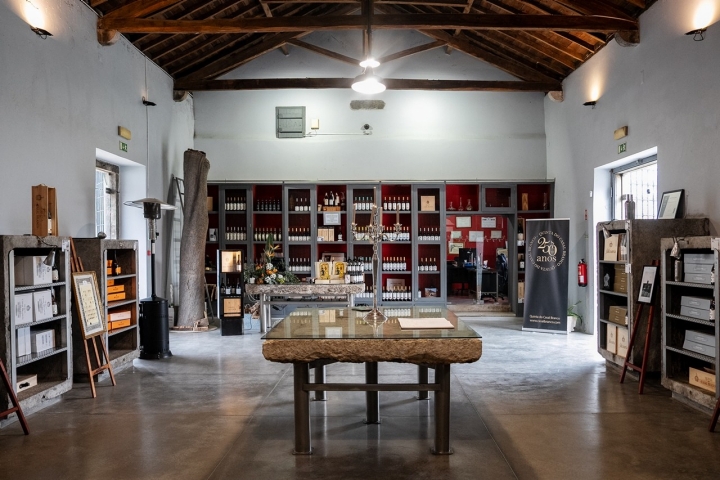 O Falcoaria, um dos vinhos mais célebres da Quinta do Casal Branco, está disponível na loja, aberta ao público O Falcoaria, um dos vinhos mais célebres da Quinta do Casal Branco, está disponível na loja, aberta ao público