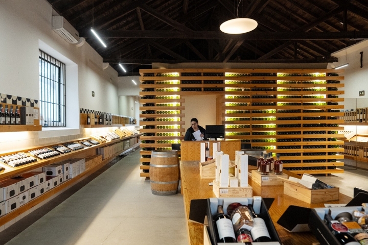 A loja da Quinta da Alorna está aberta todos os dias, das 10.00 às 13.00 e das 14.00 às 18.00 A loja da Quinta da Alorna está aberta todos os dias, das 10.00 às 13.00 e das 14.00 às 18.00