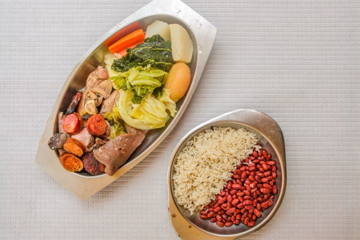 O cozido é servido nas tradicionais travessas de aluminio O cozido é servido nas tradicionais travessas de aluminio