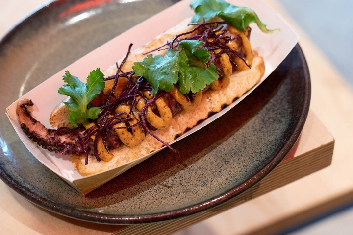 O Octodog, um cachorro de polvo, maionese de harissa e molho espanhol O Octodog, um cachorro de polvo, maionese de harissa e molho espanhol