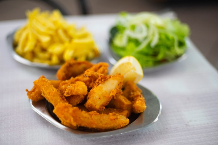 O choco frito do Leo do Petisco é servido com uma generosa salada e batatas crocantes 