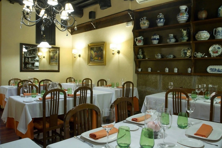 Mas, nesta Taberna, a tal Galiza de que falávamos é democrata, gosta de receber, acolhe, combina, cruza e serve na mesma medida Mas, nesta Taberna, a tal Galiza de que falávamos é democrata, gosta de receber, acolhe, combina, cruza e serve na mesma medida