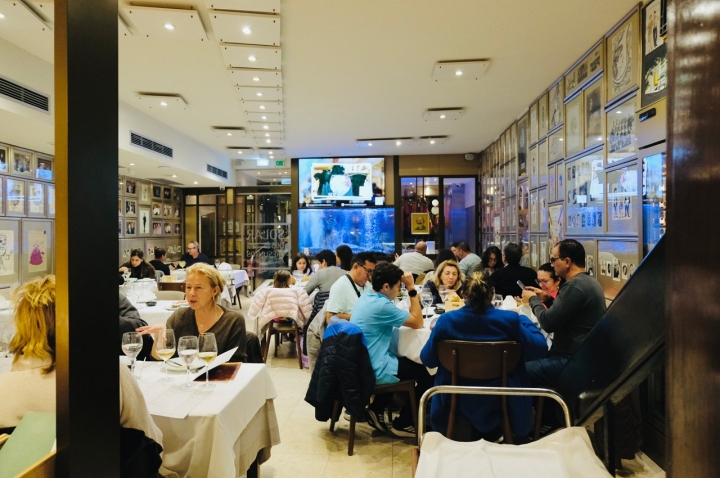 O Solar dos Presuntos tem perto de 300 lugares e serve uma média de 900 pessoas por dia  O Solar dos Presuntos tem perto de 300 lugares e serve uma média de 900 pessoas por dia