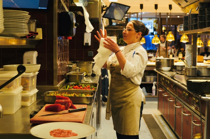 A cozinha tem 400 metros quadrados e de lá saem pratos que glorificam o receituário nacional   A cozinha tem 400 metros quadrados e de lá saem pratos que glorificam o receituário nacional