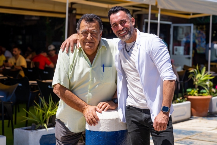 Manuel pai, El Portugué, com o filho, que está atualmente à frente do negócio.