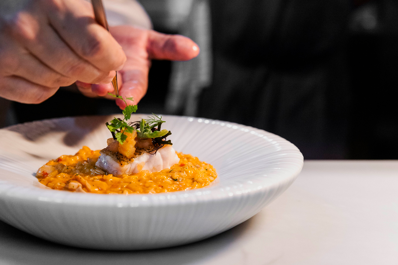 Arroz malandrinho com peixe da costa e camarão, do Bistrô