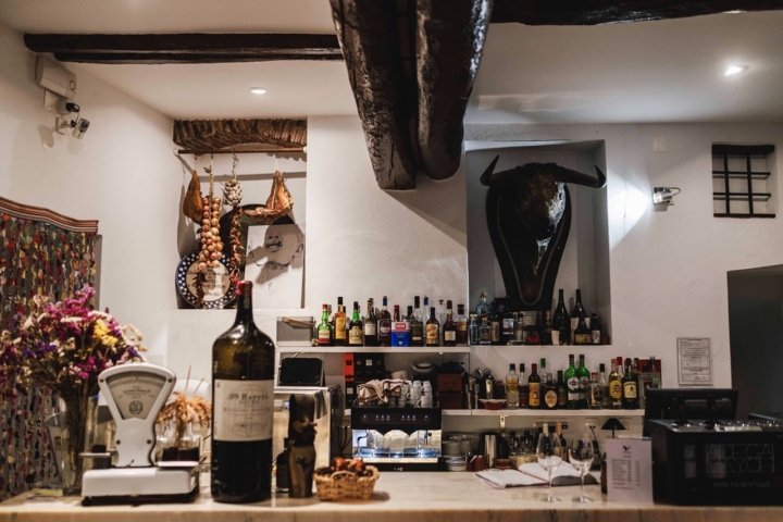 entrada al restaurante con decoración castiza entrada al restaurante con decoración castiza