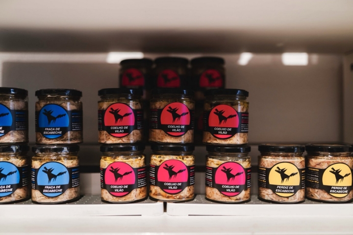 varias latas de escabeche varias latas de escabeche