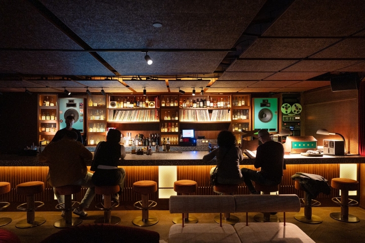 Inspirado no listening bars japoneses, o Kissaten é um lugar único para melómanos — e não só Inspirado no listening bars japoneses, o Kissaten é um lugar único para melómanos — e não só