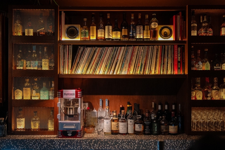 Além da invejável  colecção de discos, tem a maior selecção de whiskies de Lisboa: são 120 Além da invejável  colecção de discos, tem a maior selecção de whiskies de Lisboa: são 120